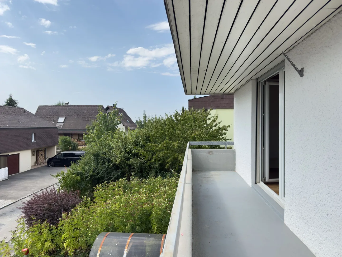 Detached 6-room single-family house with beautiful garden, balcony, garage, and parking space - Photo 16 of 17