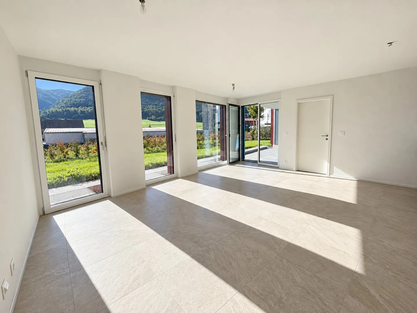 Modern Apartment with Garden - Photo 4 of 10