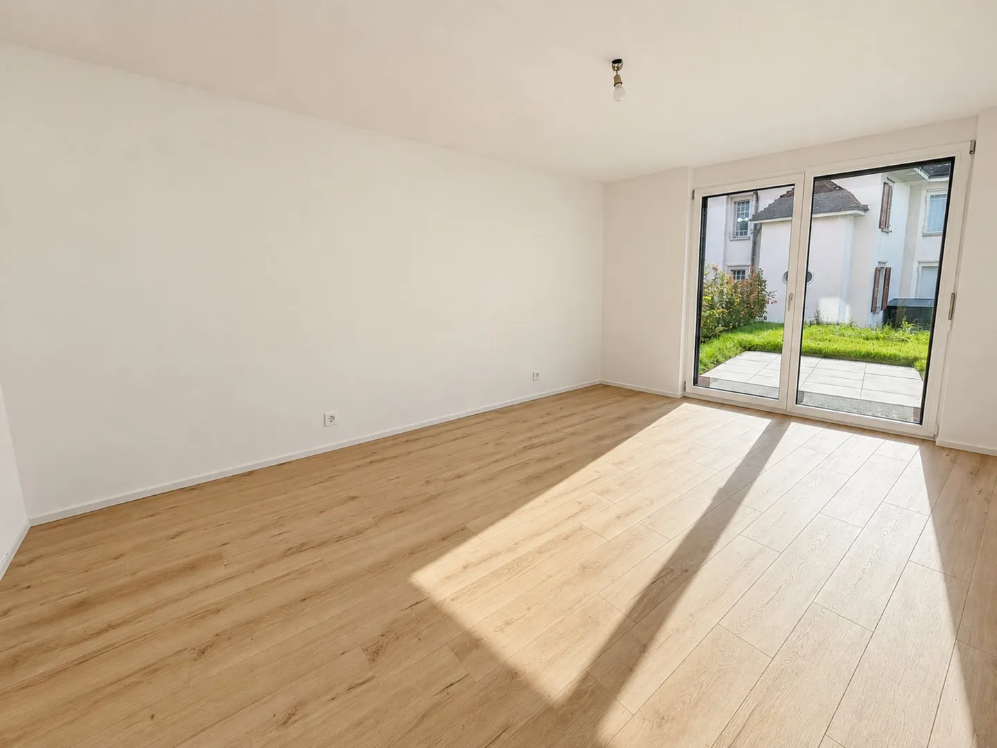 Modern Apartment with Garden - Photo 5 of 10