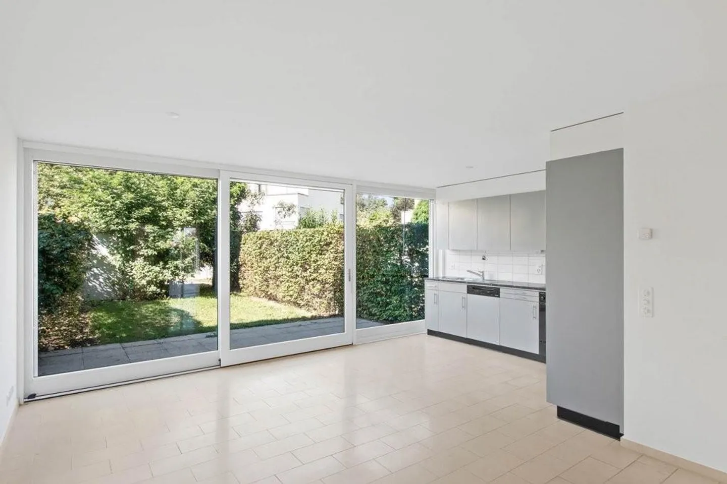 Beautiful apartment with garden seating area - Photo 2 of 6
