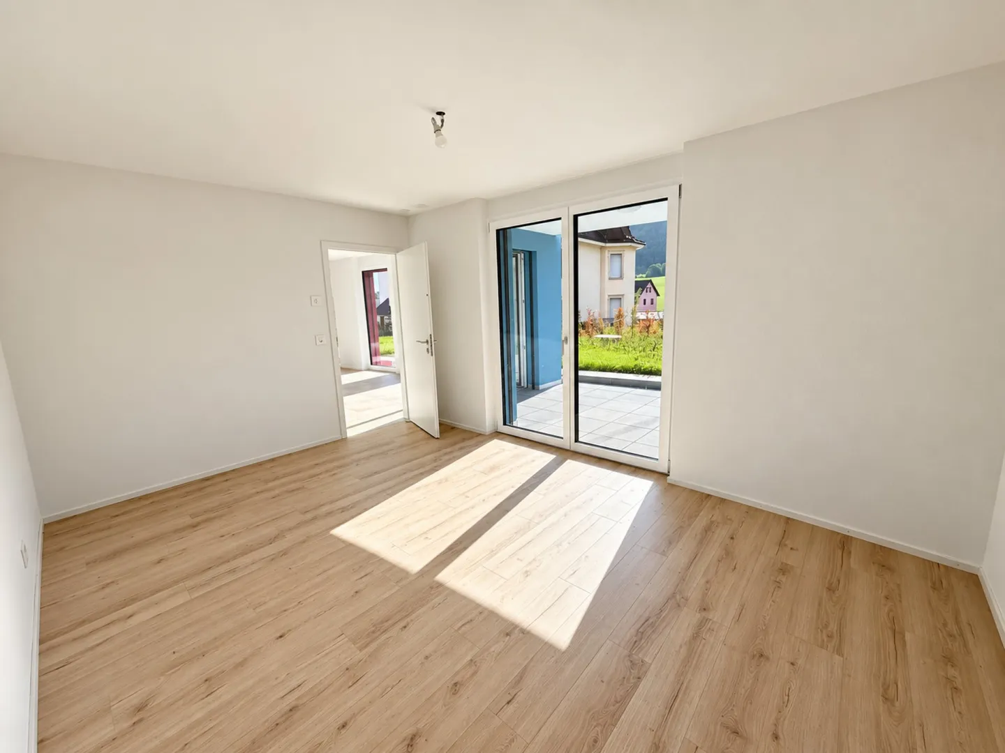 Modern Apartment with Garden - Photo 8 of 10