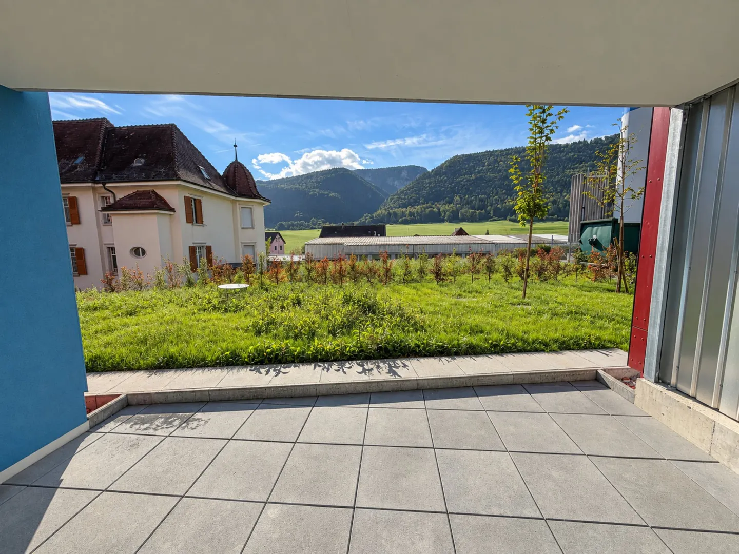 Modern Apartment with Garden - Photo 10 of 10