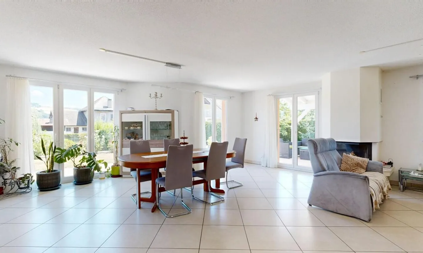 Family home with studio or office potential - Photo 4 of 11