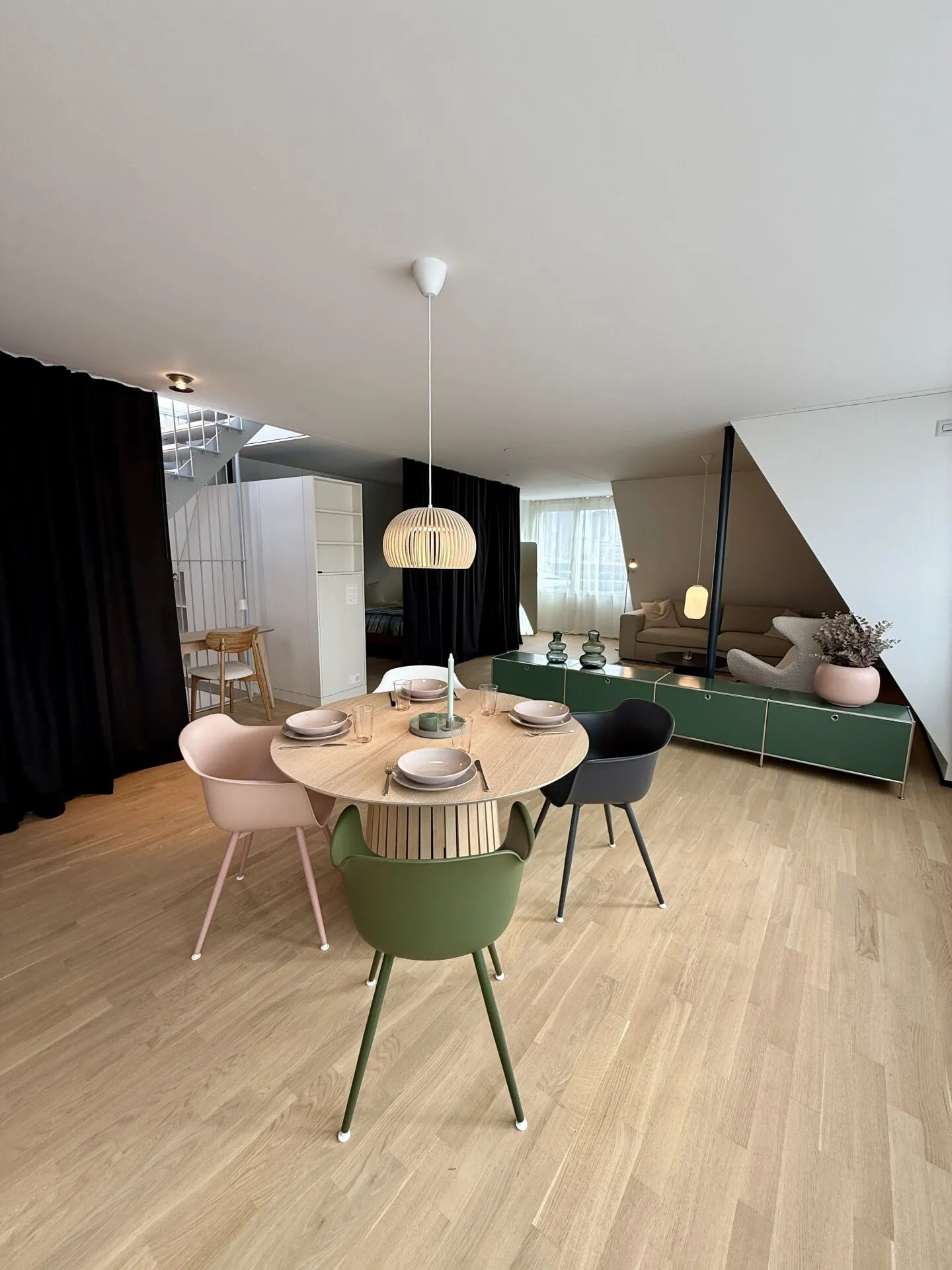 Appartement penthouse meublé baigné de lumière avec grande terrasse - Photo 2 sur 16