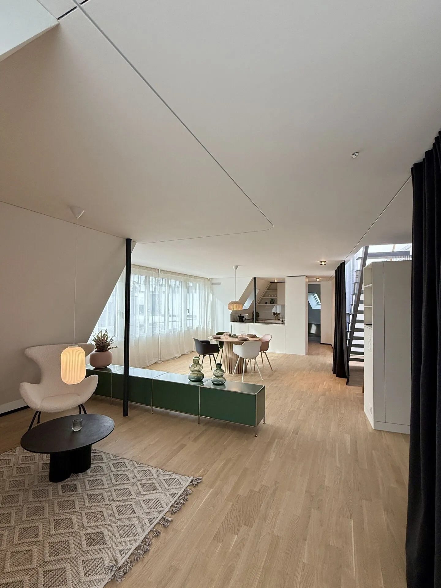 Appartement penthouse meublé baigné de lumière avec grande terrasse - Photo 3 sur 16