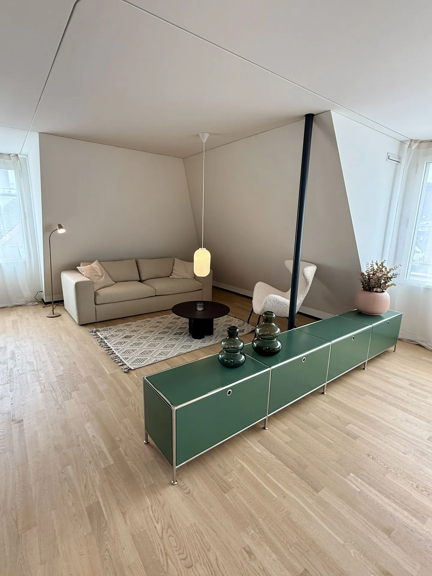 Appartement penthouse meublé baigné de lumière avec grande terrasse - Photo 4 sur 16