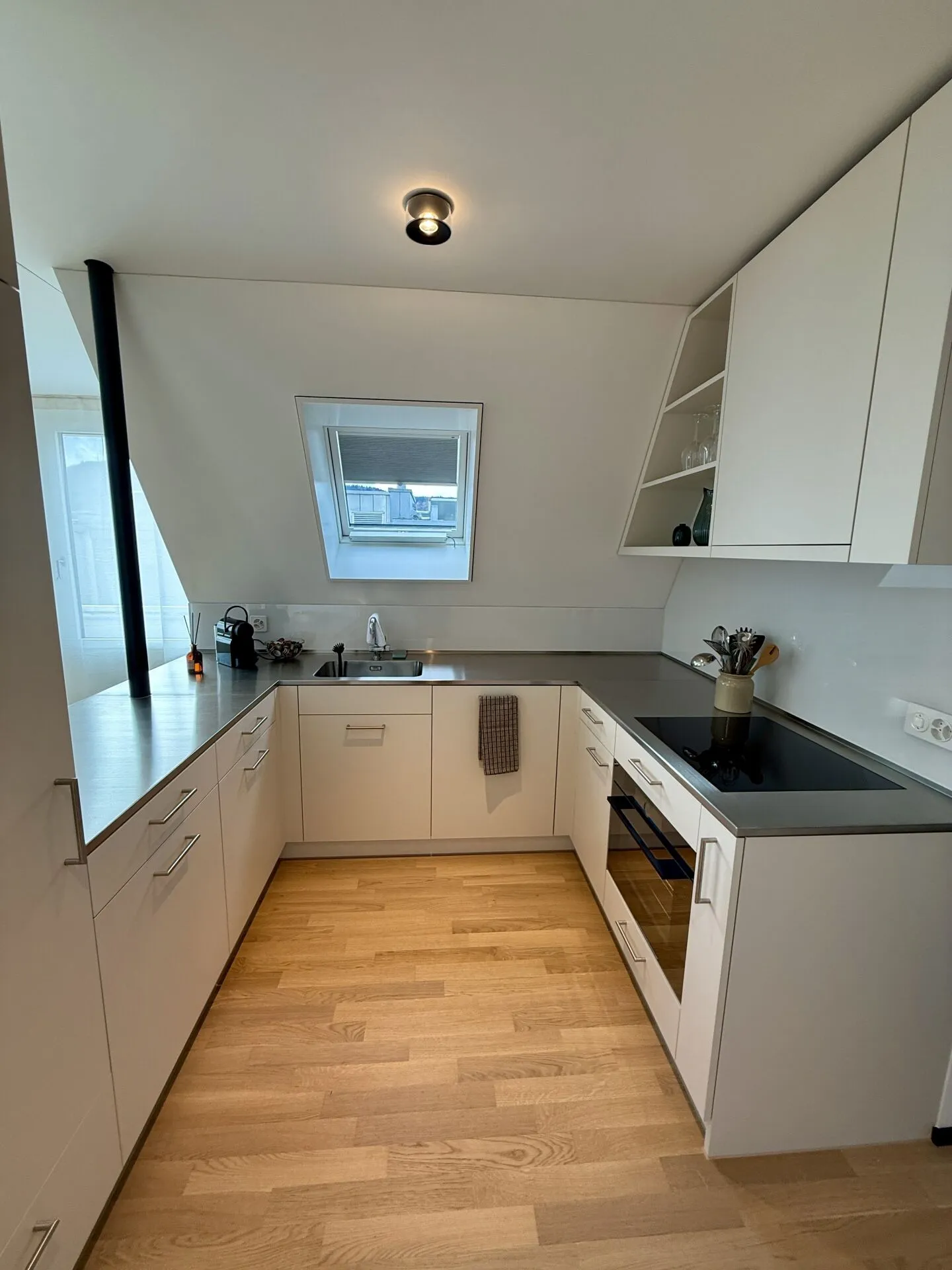 Appartement penthouse meublé baigné de lumière avec grande terrasse - Photo 5 sur 16