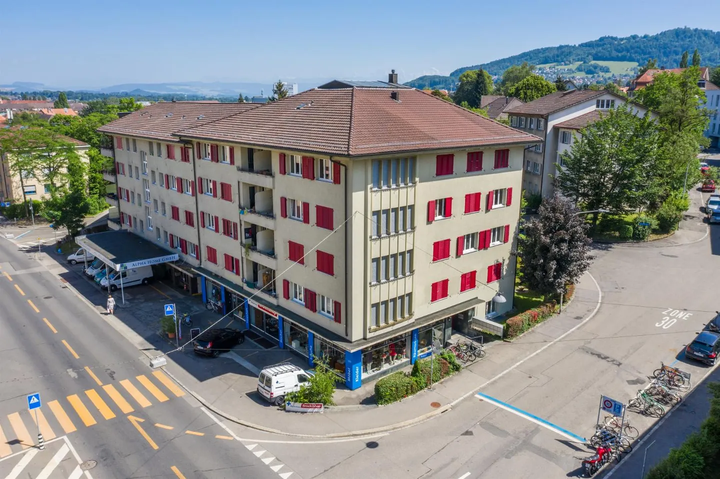 Überdachter Motorradparkplatz - Foto 1 von 2