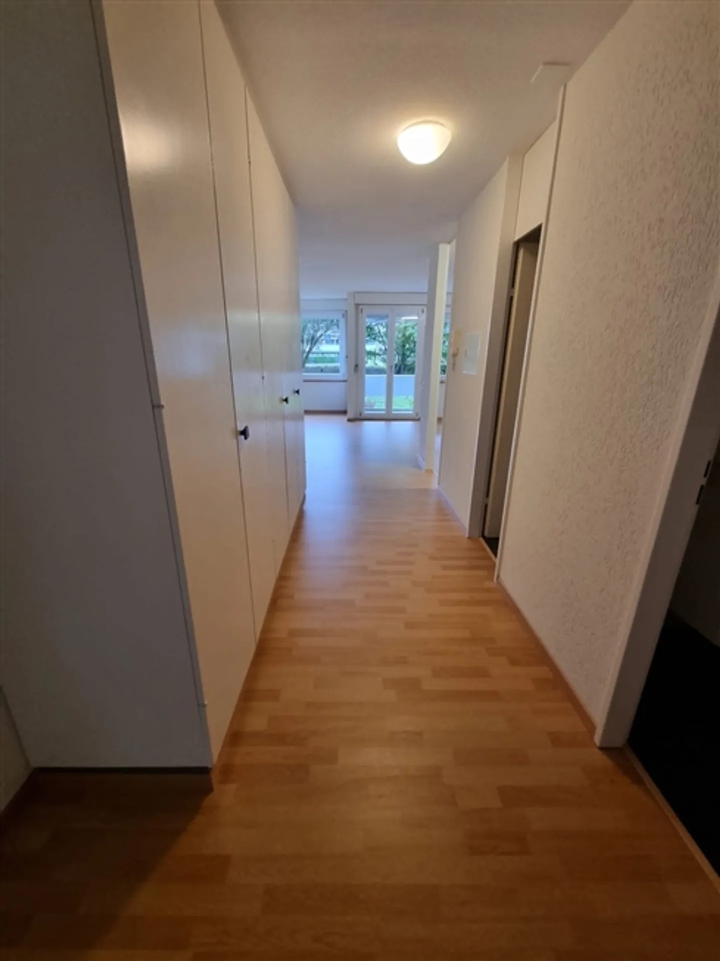«Wunderschöne und helle neu renovierte 3.5 Zimmerwohnung» - Foto 11 von 12