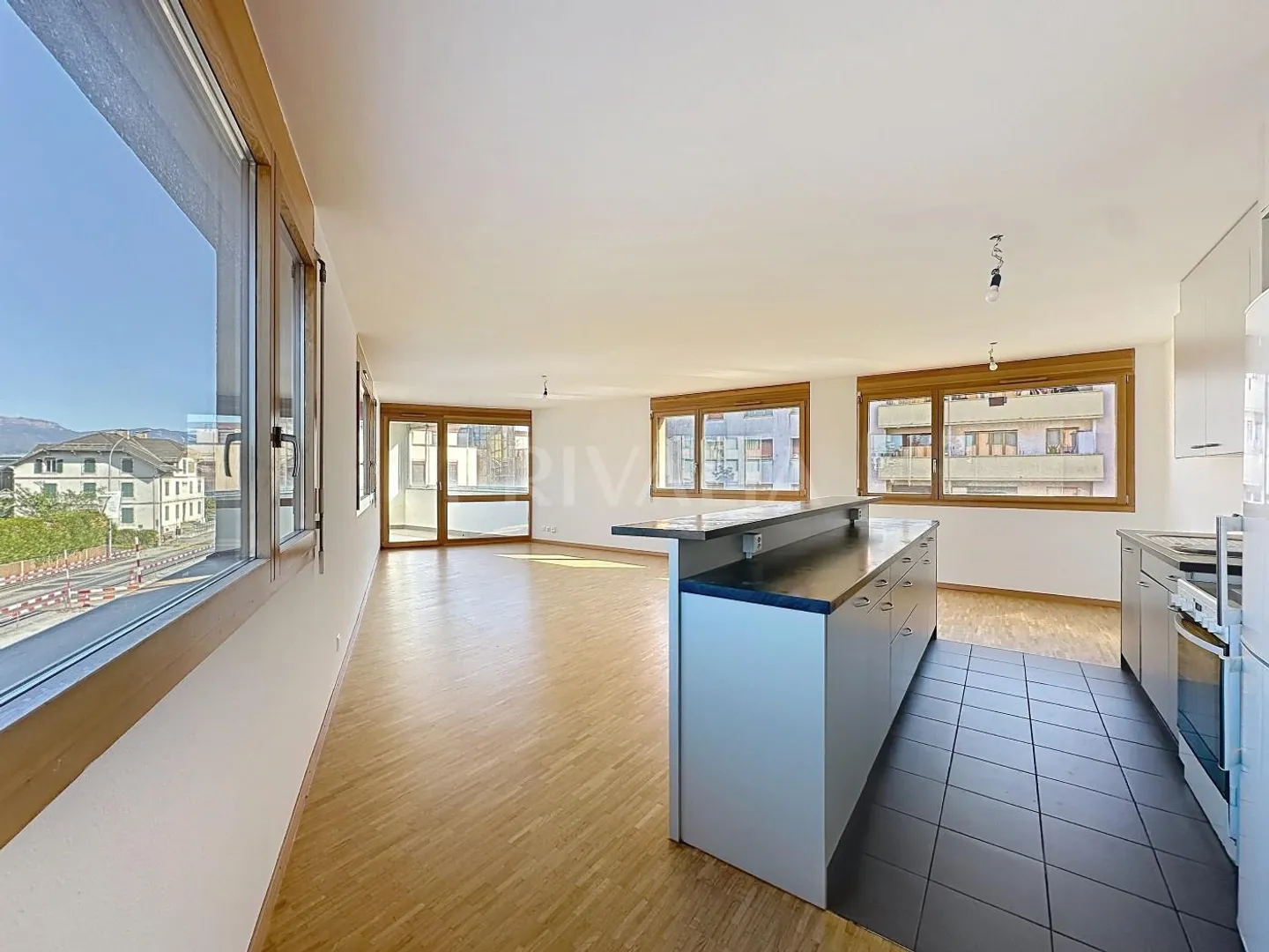 Spacious apartment in the heart of a modern and secure building with loggia, near international organizations - Photo 1 of 10