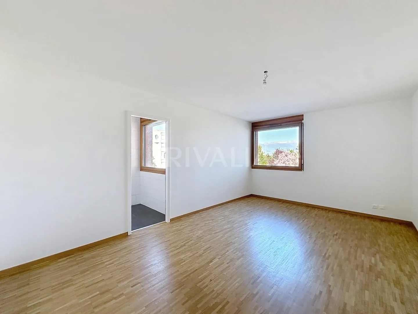 Spacious apartment in the heart of a modern and secure building with loggia, near international organizations - Photo 3 of 10