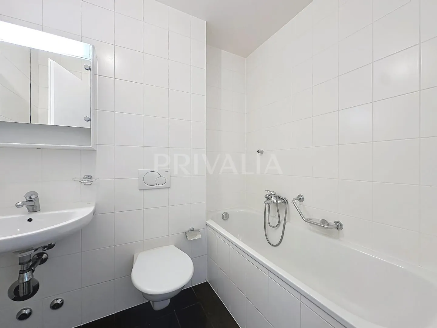 Spacious apartment in the heart of a modern and secure building with loggia, near international organizations - Photo 4 of 10