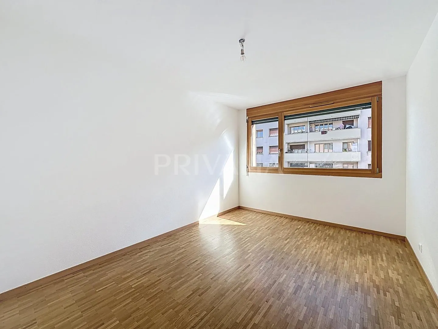 Spacious apartment in the heart of a modern and secure building with loggia, near international organizations - Photo 5 of 10