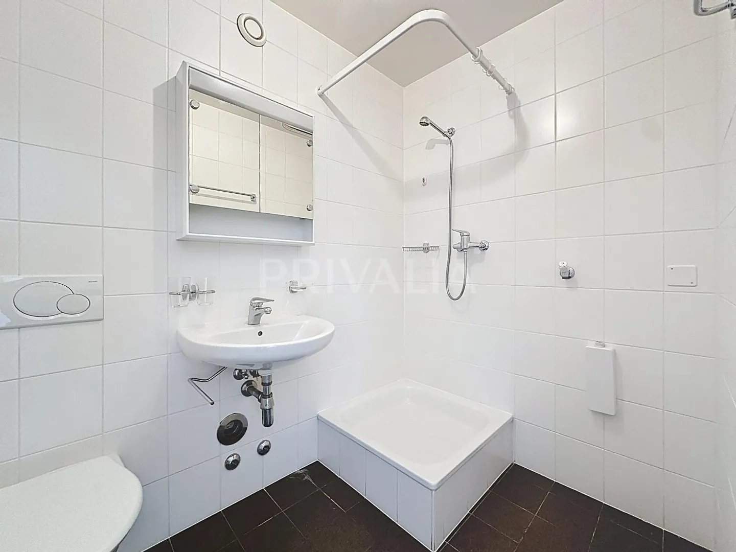 Spacious apartment in the heart of a modern and secure building with loggia, near international organizations - Photo 6 of 10