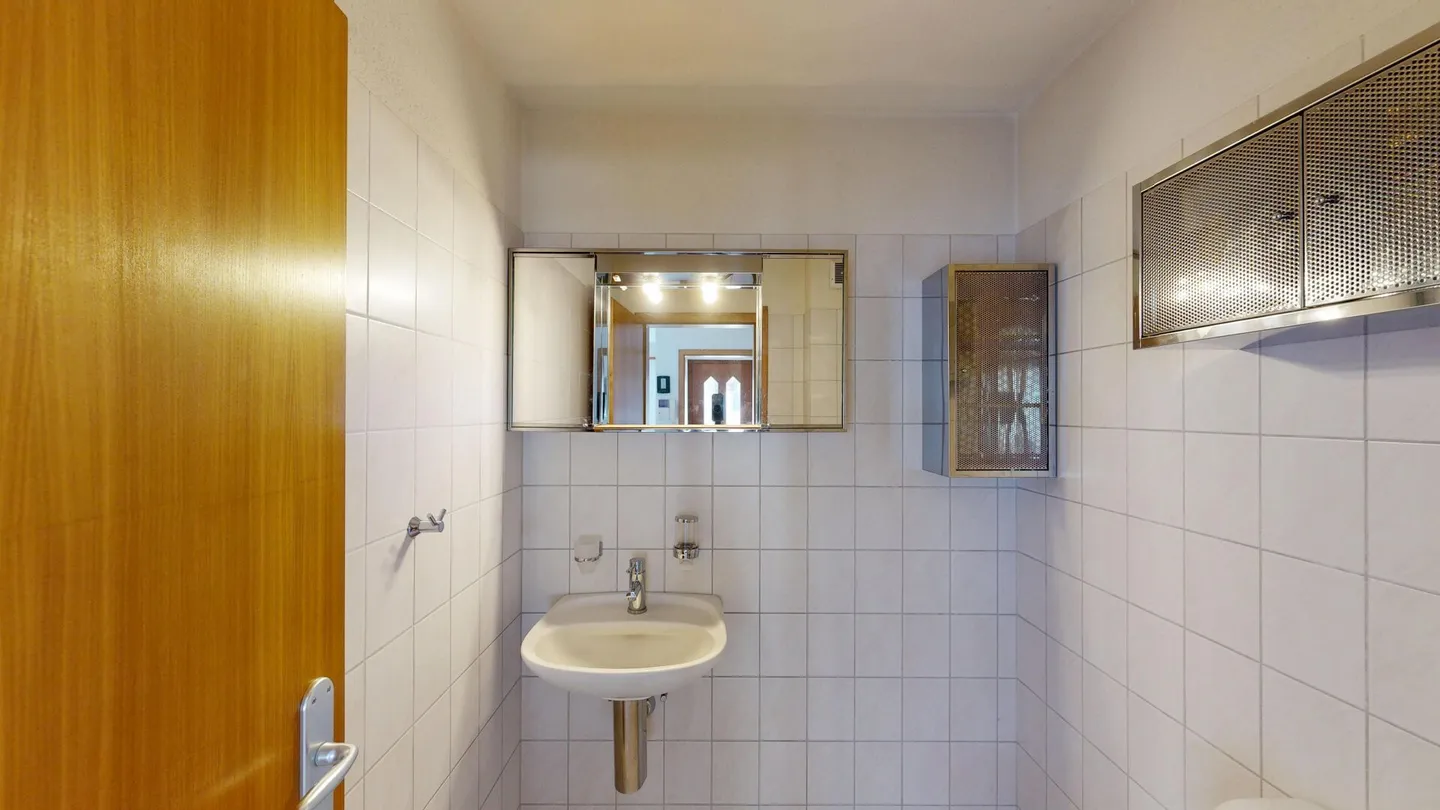 Ampia casa a schiera di 5,5 stanze in una posizione adatta alle famiglie a Wohlen - Foto 8 di 16