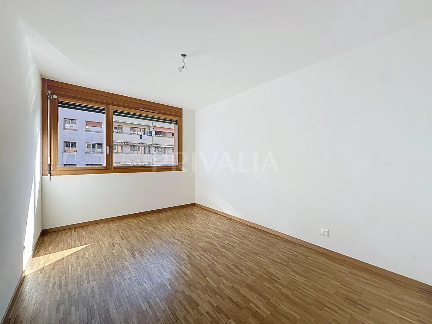 Spacious apartment in the heart of a modern and secure building with loggia, near international organizations - Photo 7 of 10