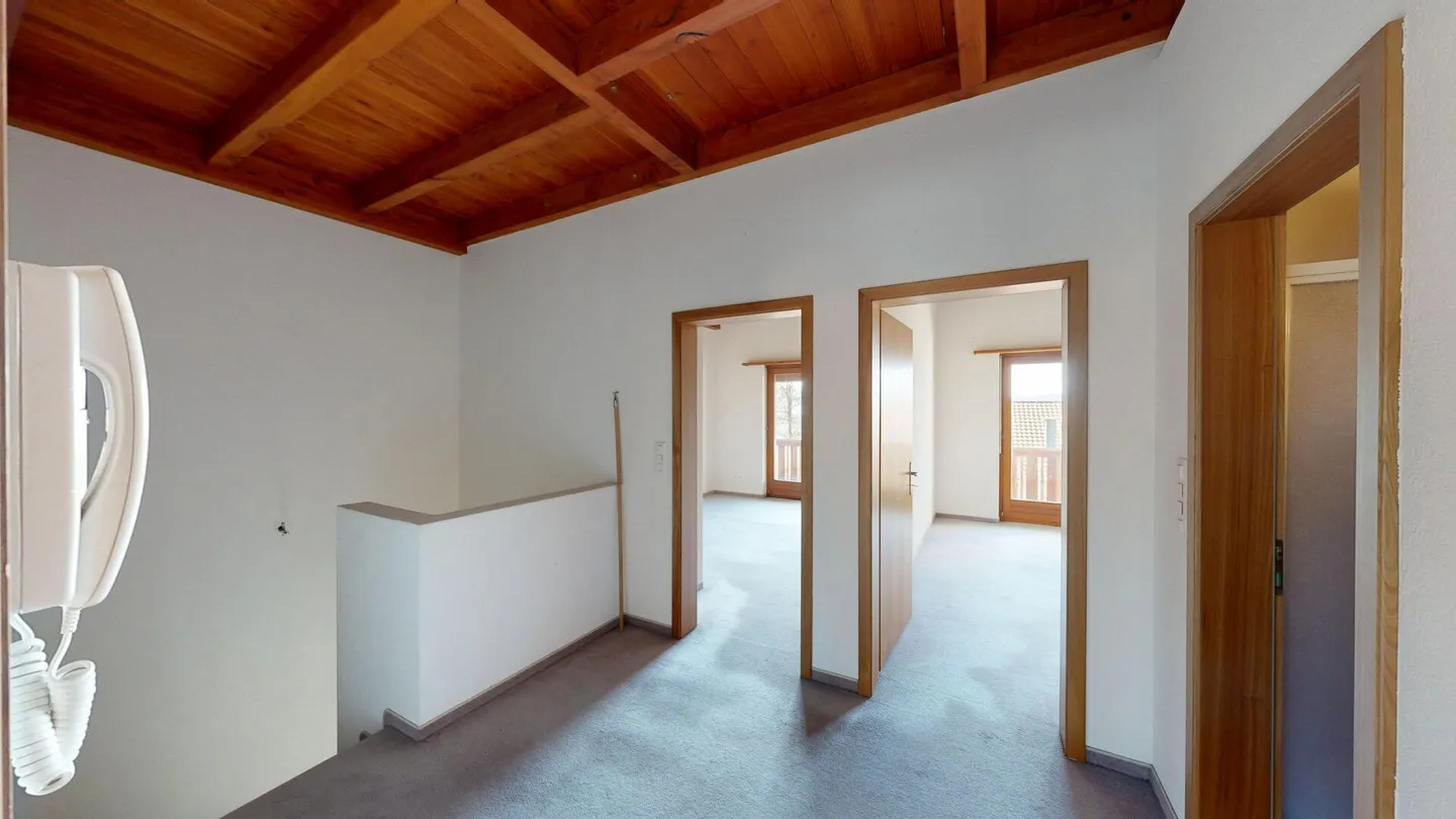 Ampia casa a schiera di 5,5 stanze in una posizione adatta alle famiglie a Wohlen - Foto 4 di 16