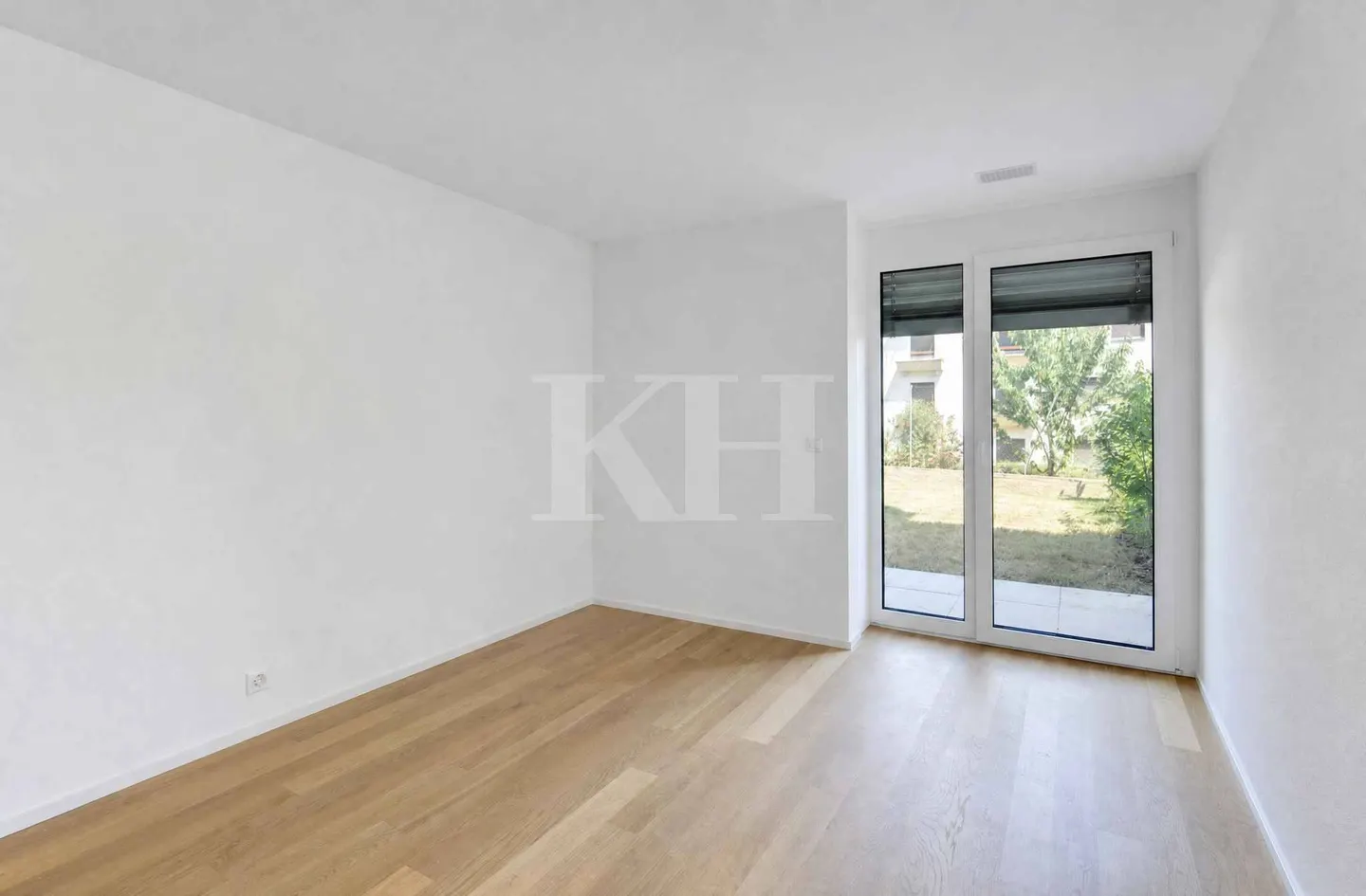 Modern Apartment with Garden - Photo 4 of 6
