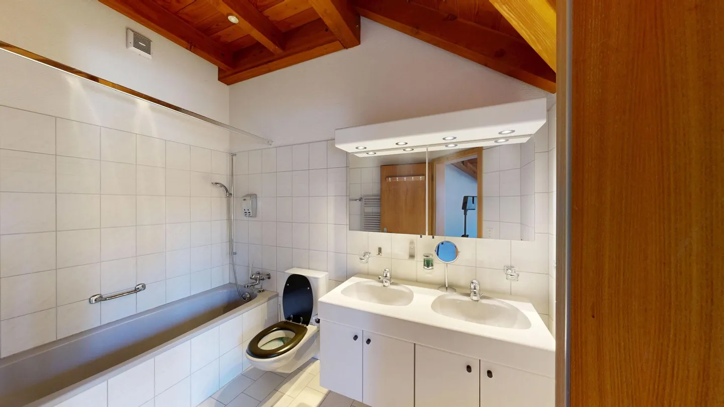 Ampia casa a schiera di 5,5 stanze in una posizione adatta alle famiglie a Wohlen - Foto 9 di 16