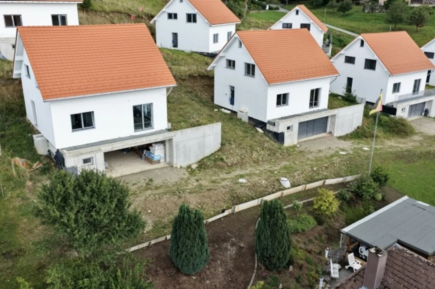MAISONS INDIVIDUELLES MODERNES DANS UN ENVIRONNEMENT IDYLLIQUE ET NATUREL - Photo 7 sur 9
