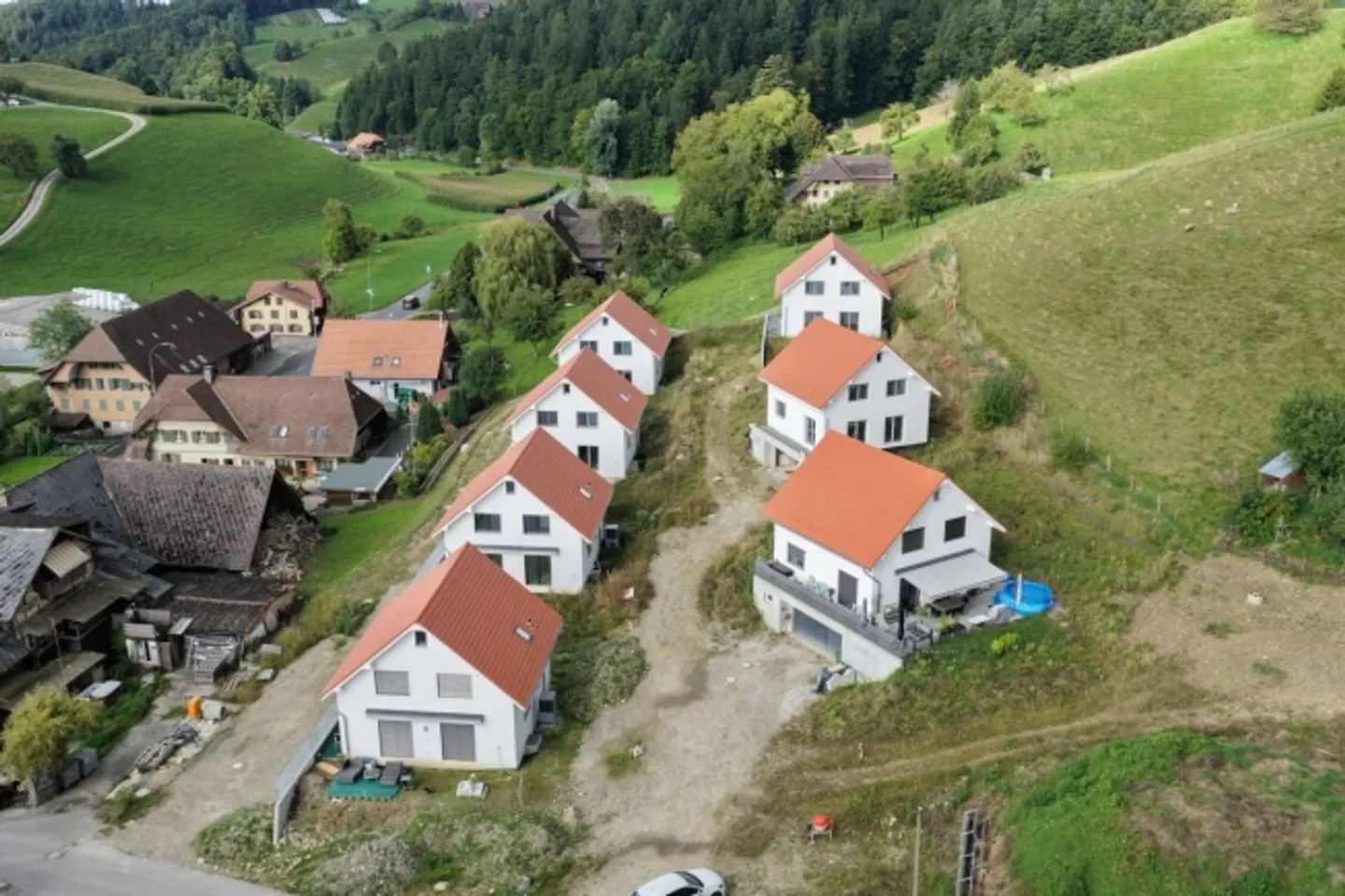 MAISONS INDIVIDUELLES MODERNES DANS UN ENVIRONNEMENT IDYLLIQUE ET NATUREL - Photo 9 sur 9