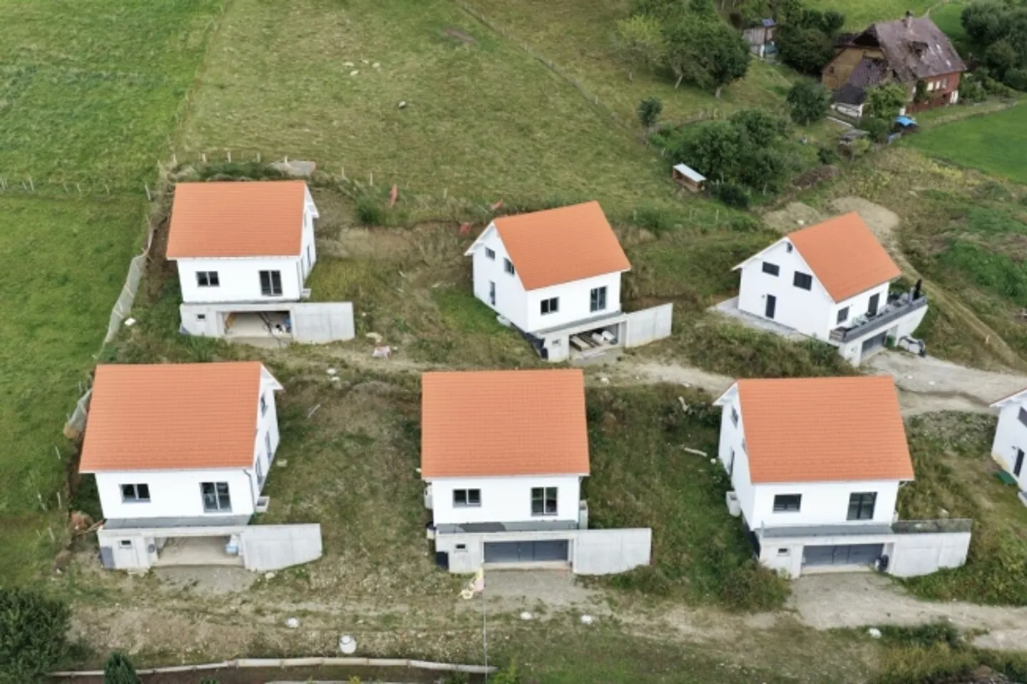 MAISONS INDIVIDUELLES MODERNES DANS UN ENVIRONNEMENT IDYLLIQUE ET NATUREL - Photo 1 sur 9