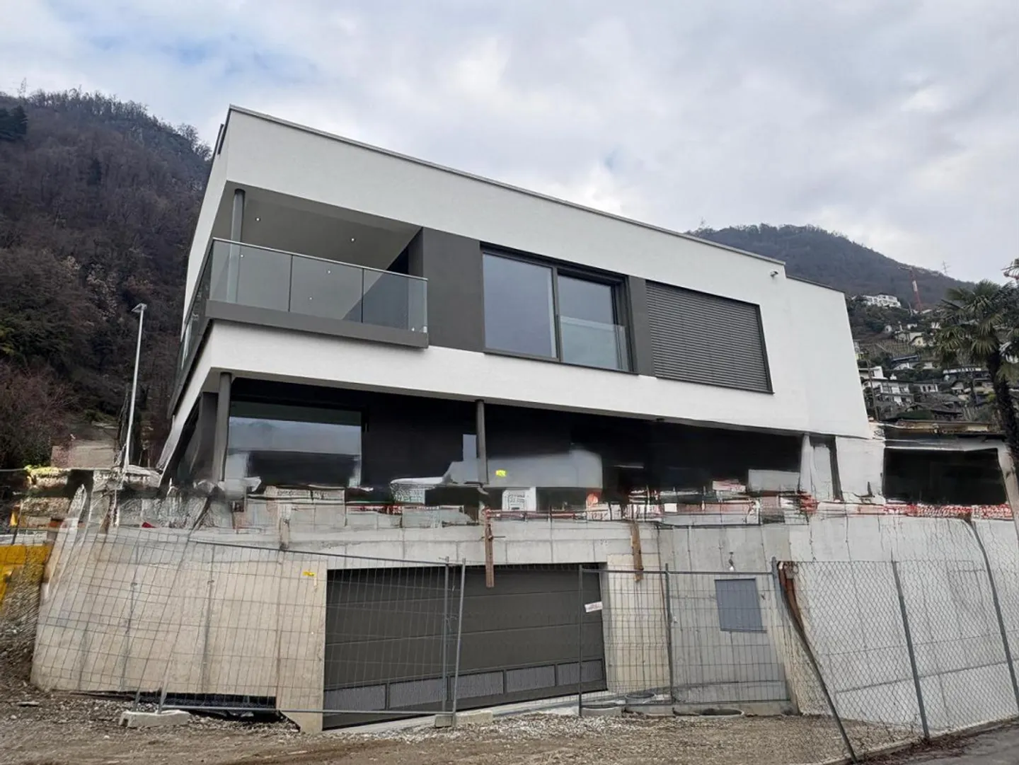 Moderne Villa mit Seeblick - Foto 1 von 38