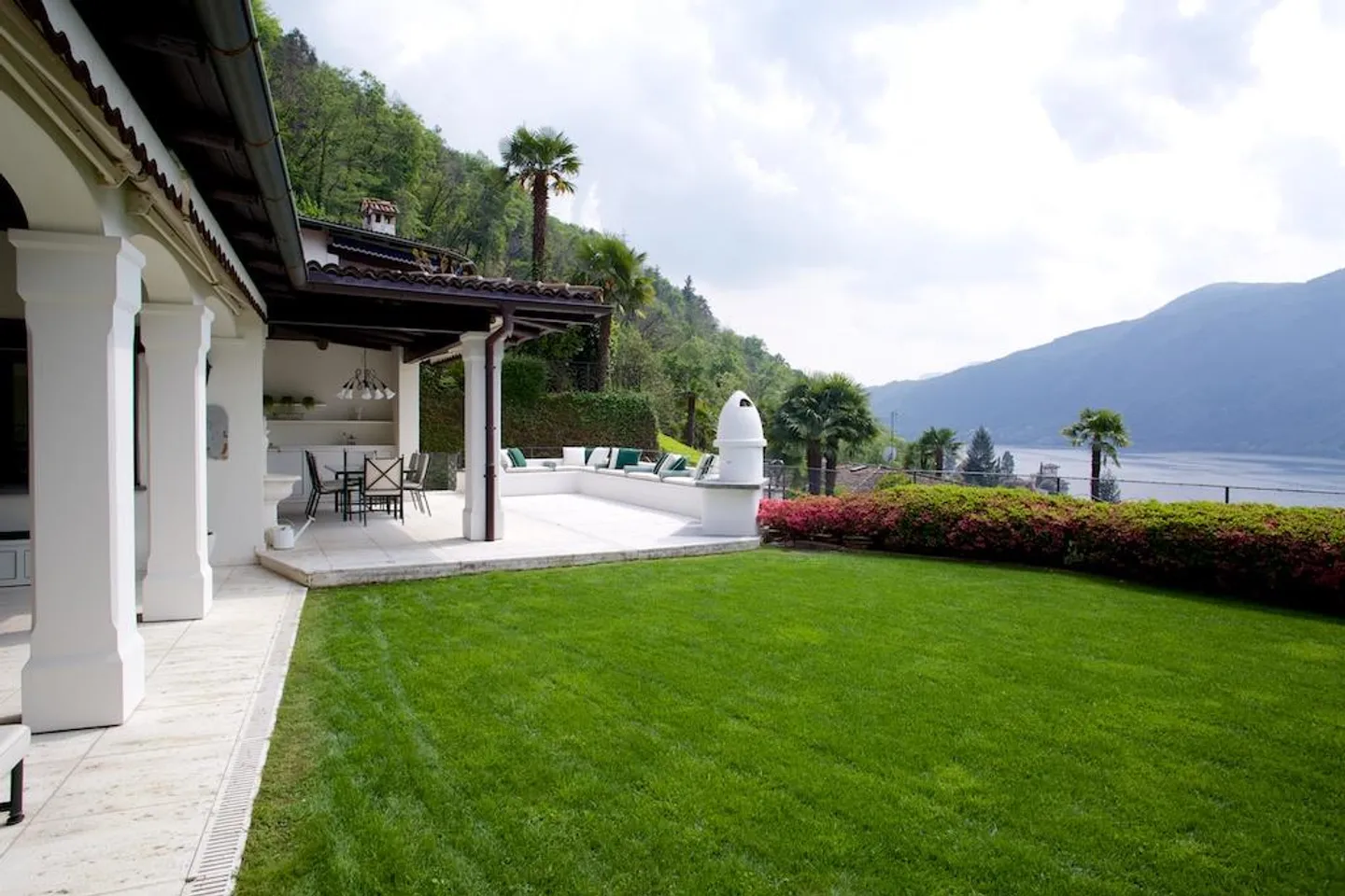 VILLA CON CHARME E VISTA APERTA SUL LAGO DI LUGANO - Foto 2 di 13