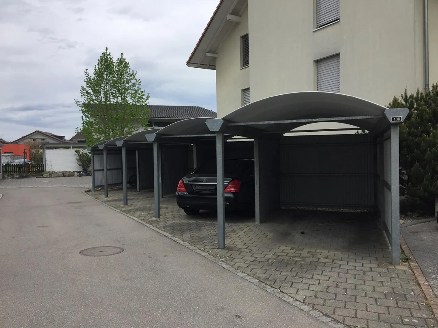 Gedeckter Parkplatz mit E-Ladestation - Foto 2 von 2