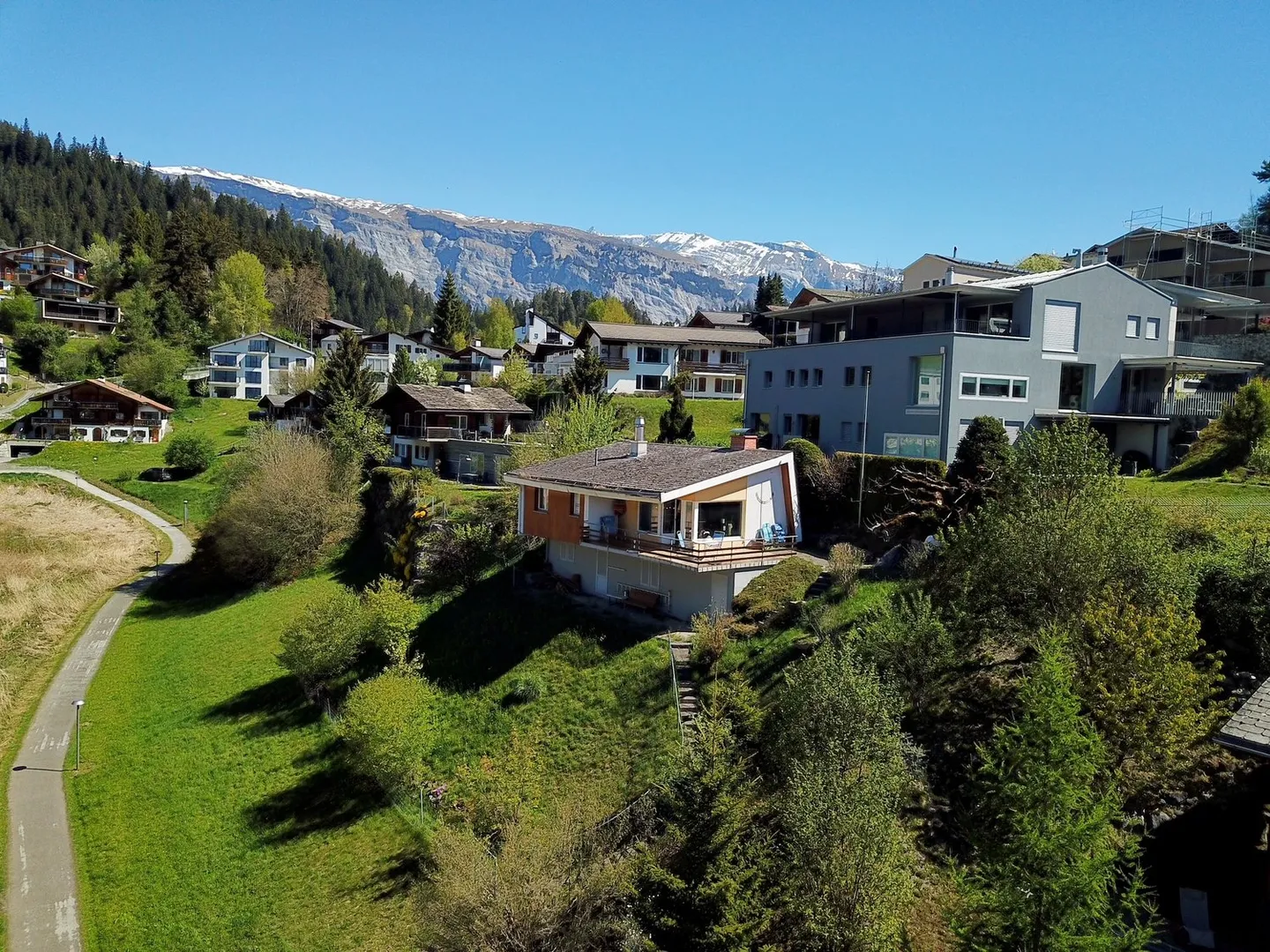 Einmalige Gelegenheit! 4.5 Zimmer Ferienhaus direkt am Laaxersee - Foto 2 von 6