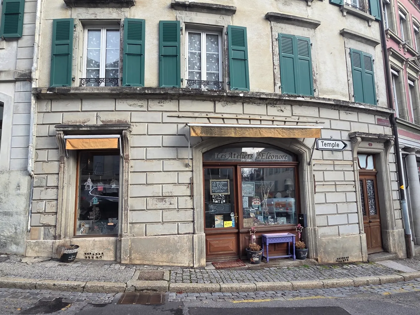 Spazio commerciale di 2 stanze, con vetrina, nel cuore di Aubonne - Foto 1 di 6