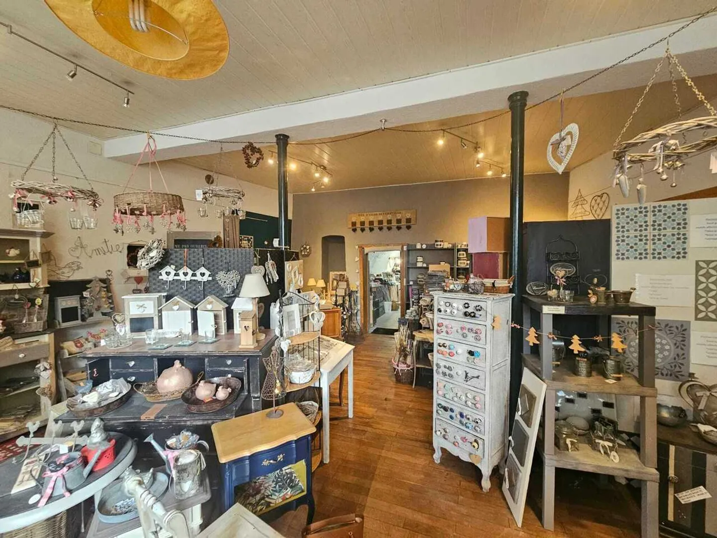 Spazio commerciale di 2 stanze, con vetrina, nel cuore di Aubonne - Foto 2 di 6