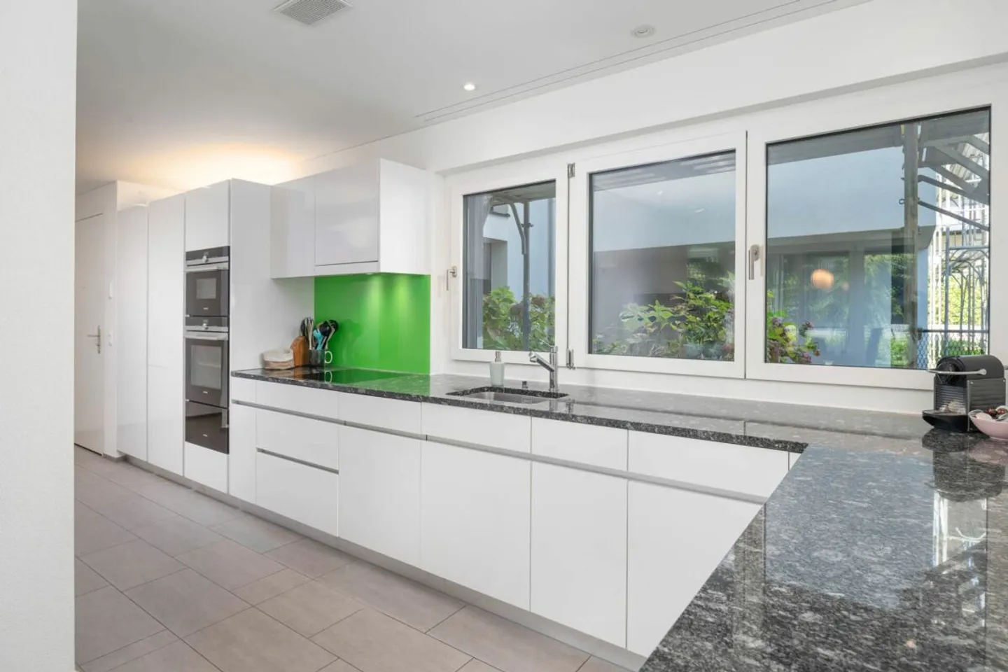 Modern and with a large outdoor area - Photo 3 of 12