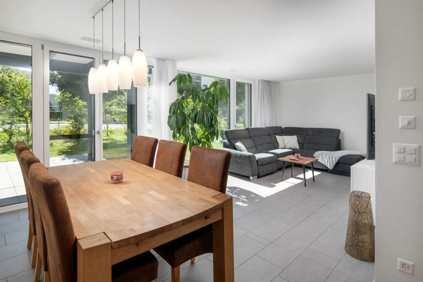 Modern and with a large outdoor area - Photo 2 of 12