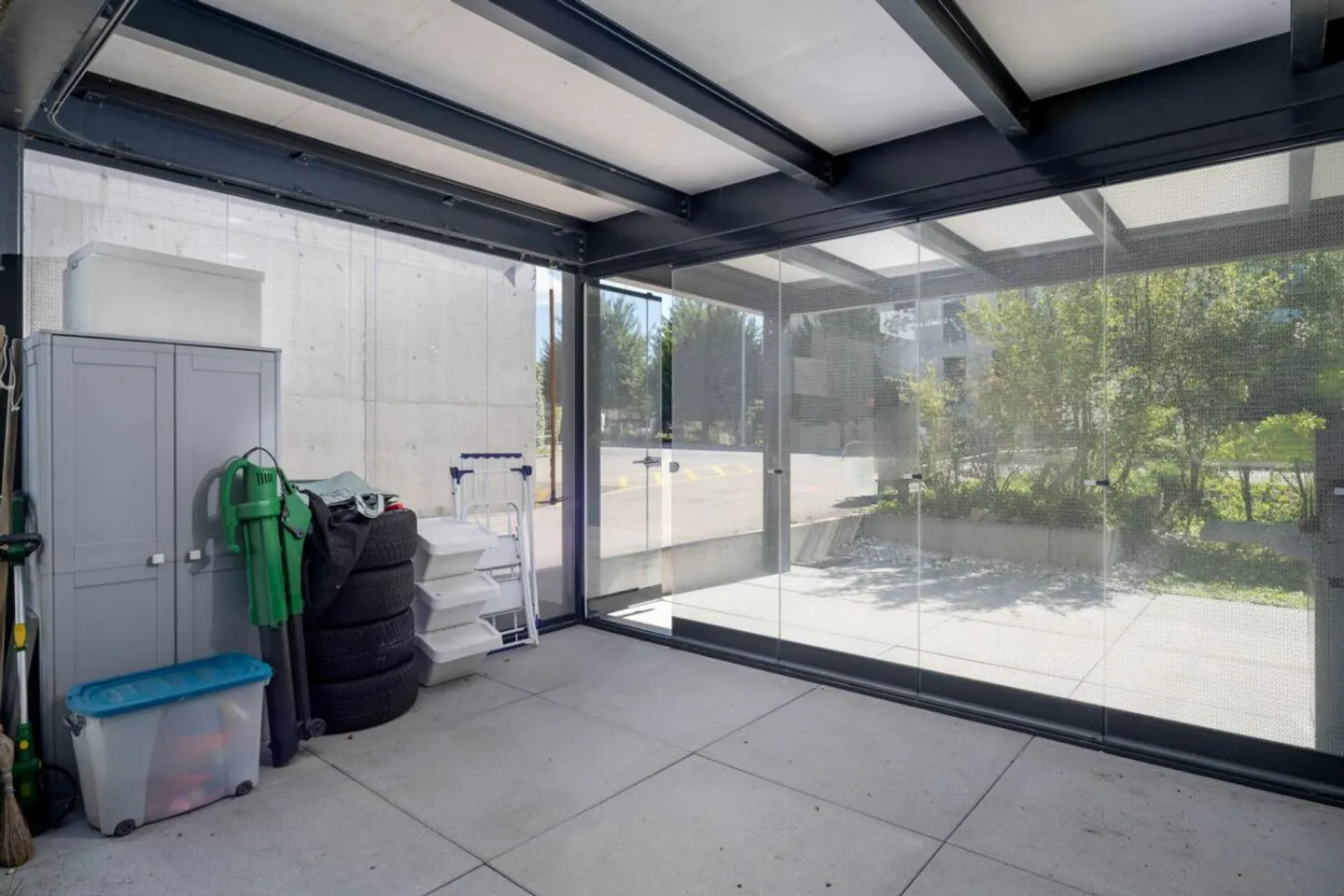 Modern and with a large outdoor area - Photo 10 of 12