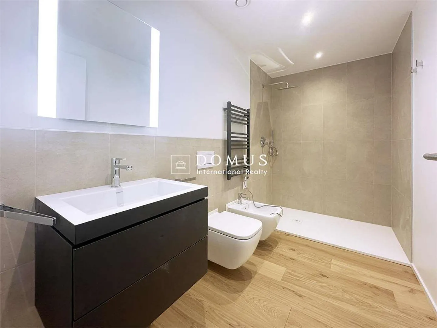 New and Elegant 4.5 Rooms Lake Front - Photo 6 of 8