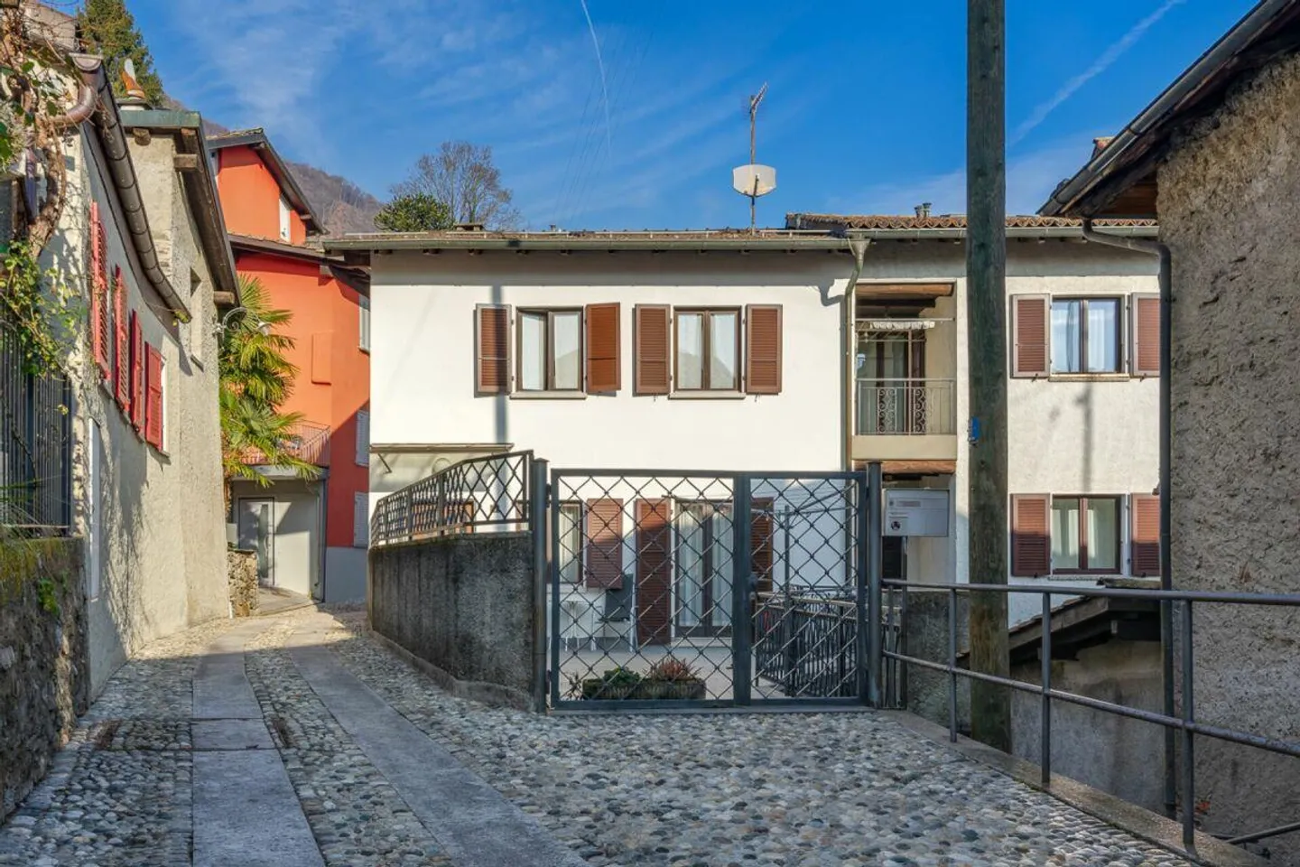 GRAVESANO · VILLA INDIPENDENTE NEL CENTRO STORICO CON GRANDE TERRAZZA - Foto 1 di 11