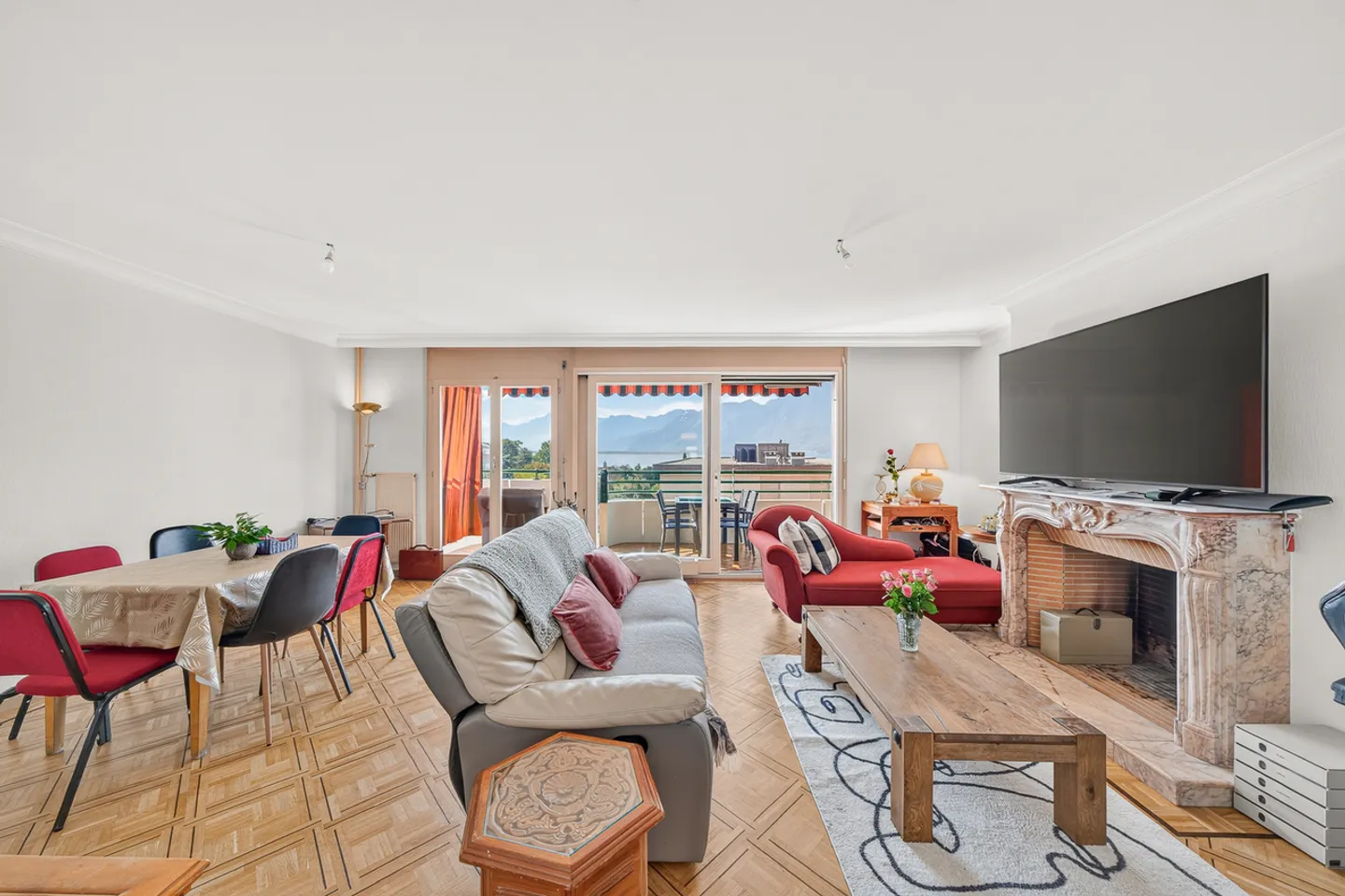 Appartamento 3.5 locali con vista lago, balcone e camino - Foto 1 di 12