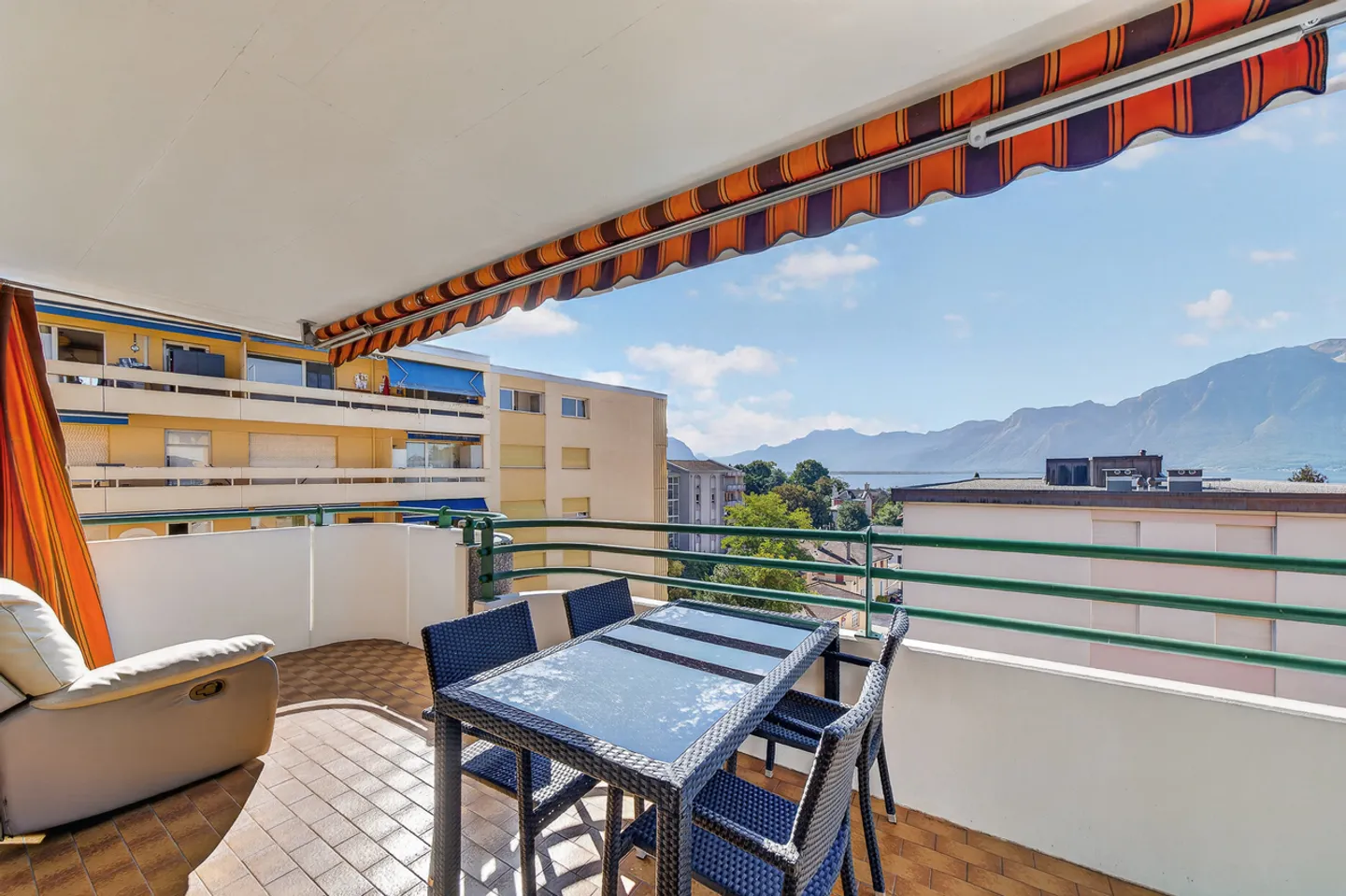 Appartamento 3.5 locali con vista lago, balcone e camino - Foto 2 di 12