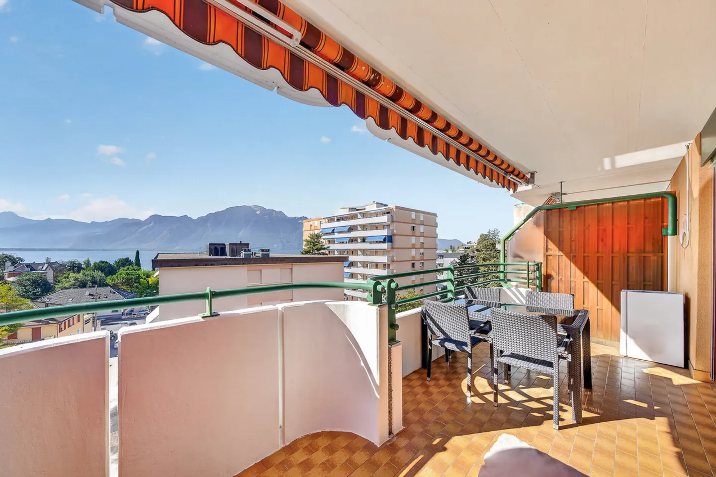 Appartamento 3.5 locali con vista lago, balcone e camino - Foto 3 di 12