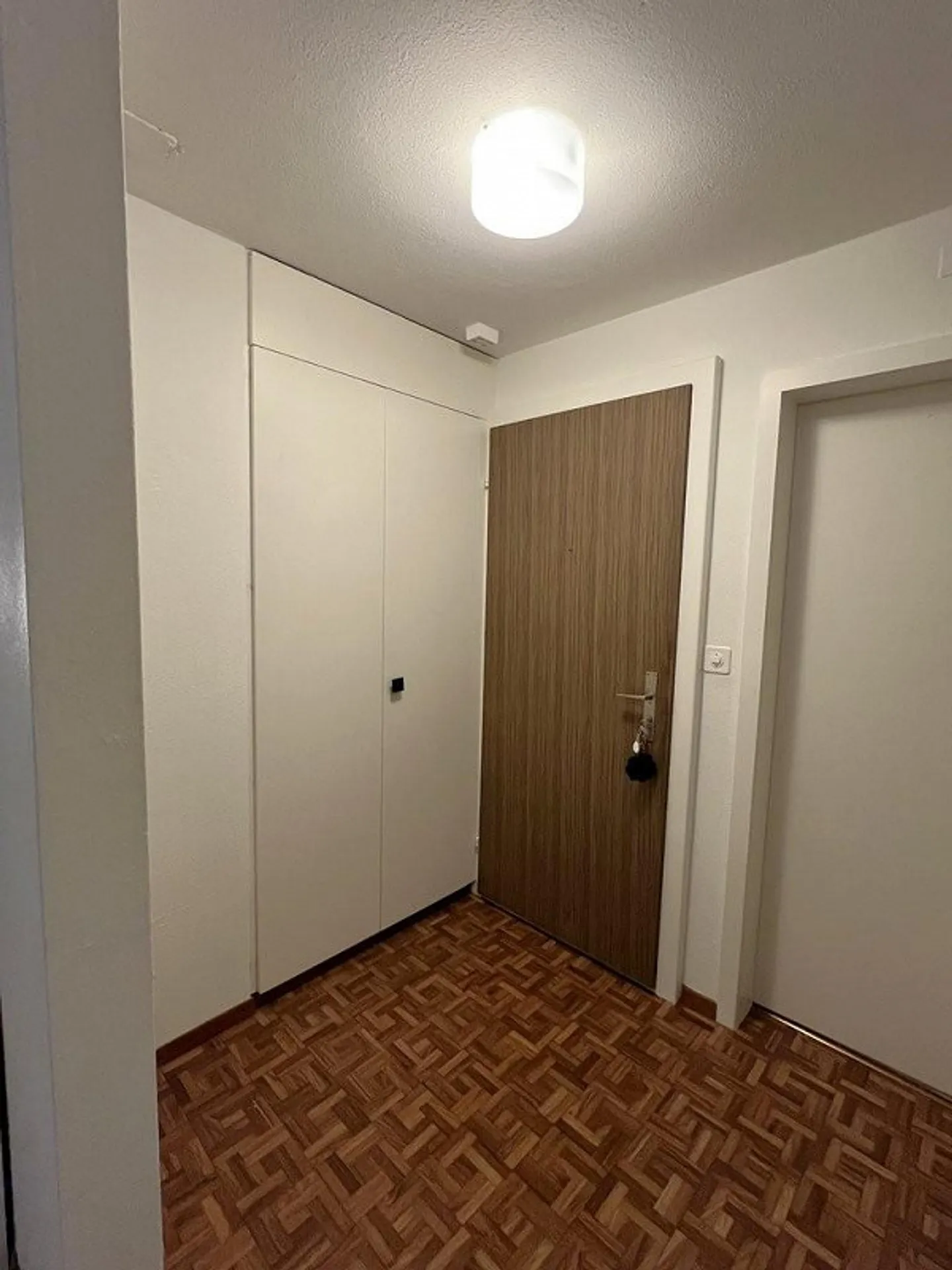 Appartamento 2.5 locali con patio a Rüfenacht! - Foto 5 di 7