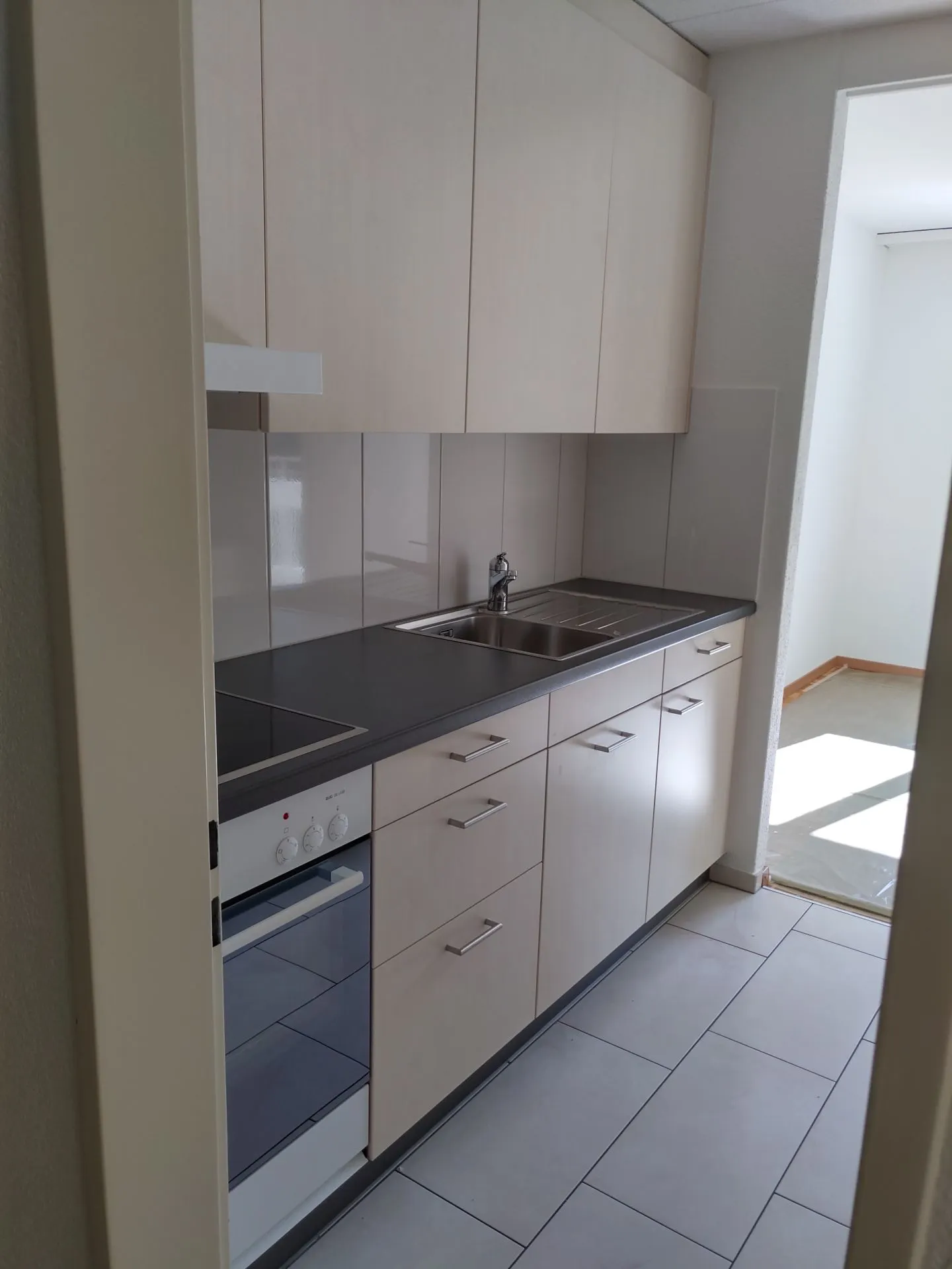 Sunny apartment with a view - Photo 3 of 13