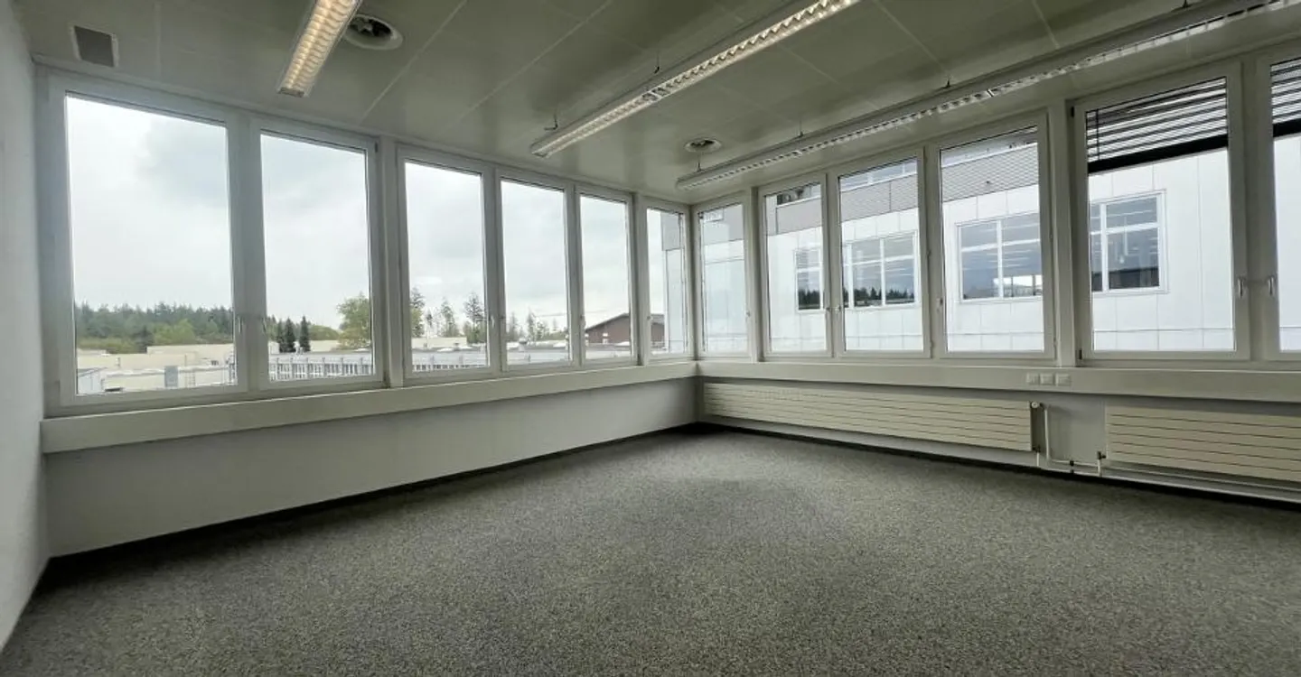 Bureau simple directement dans la zone industrielle - Photo 1 sur 5