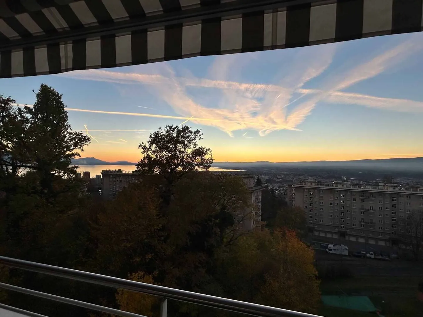 Bel appartement de 4,5 pièces au 3ème étage avec vue sur le lac - Photo 2 sur 12