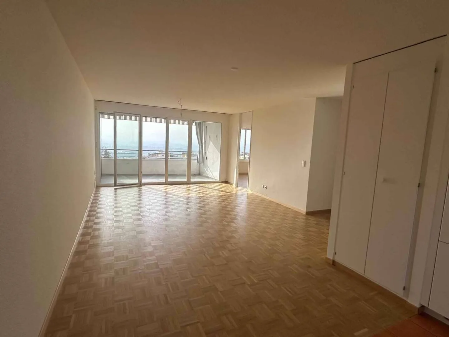 Bel appartement de 4,5 pièces au 3ème étage avec vue sur le lac - Photo 5 sur 12