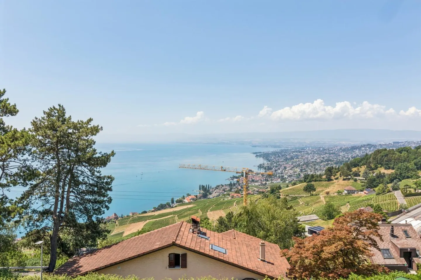 Una proprietà tra cielo, lago e vigne che offre un panorama eccezionale - Foto 1 di 13