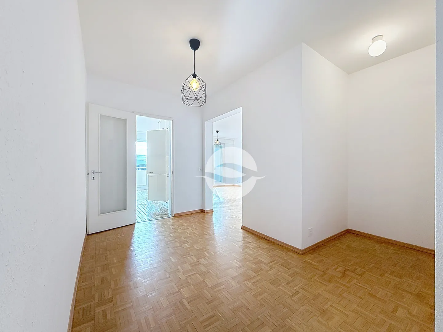 Bright 2-bedroom apartment with balcony - Photo 2 of 12