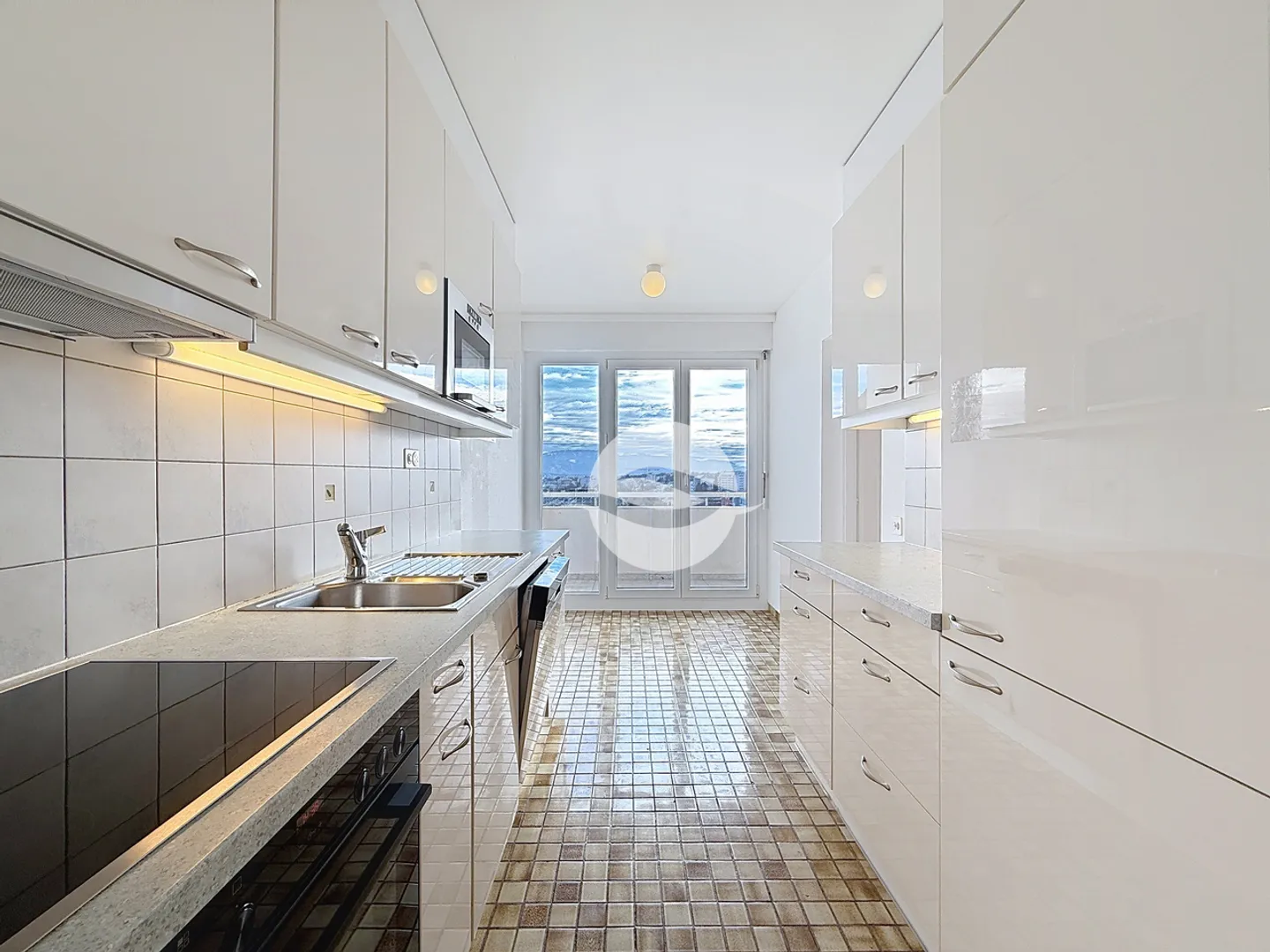 Bright 2-bedroom apartment with balcony - Photo 3 of 12