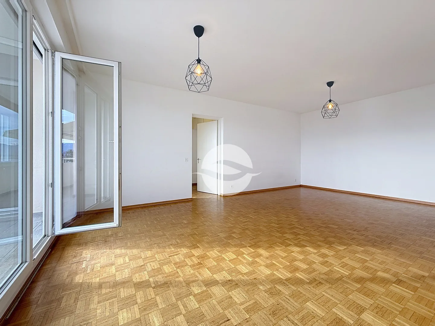 Bright 2-bedroom apartment with balcony - Photo 6 of 12