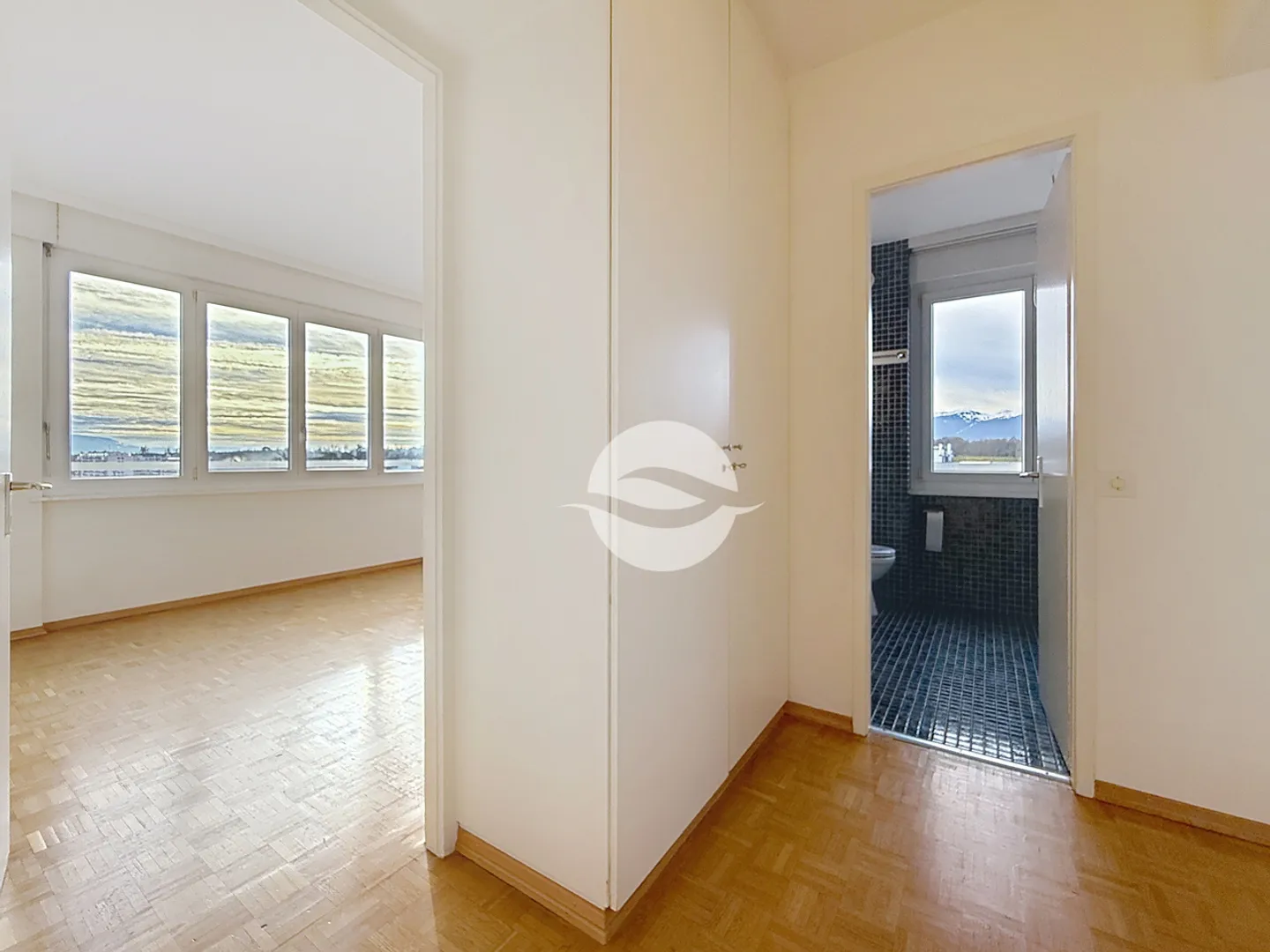 Bright 2-bedroom apartment with balcony - Photo 7 of 12